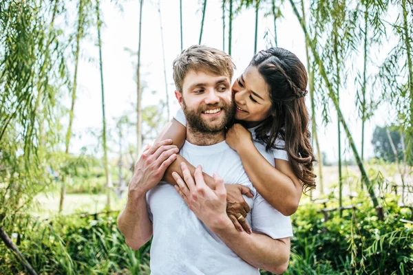 Feliz Sorrindo Casal Diversidade Amor Momento Juntos — Fotografia de Stock