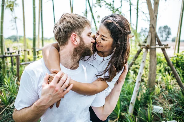 Feliz Sorrindo Casal Diversidade Amor Momento Juntos — Fotografia de Stock