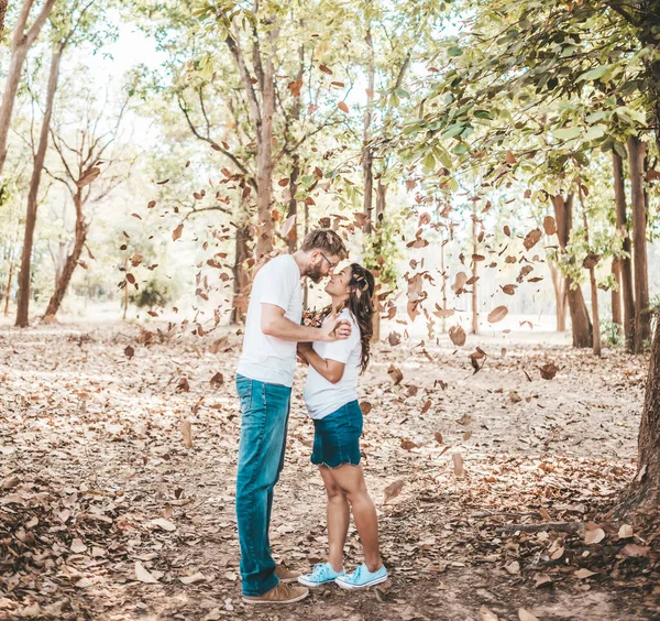 Feliz Sorrindo Casal Diversidade Amor Momento Juntos — Fotografia de Stock