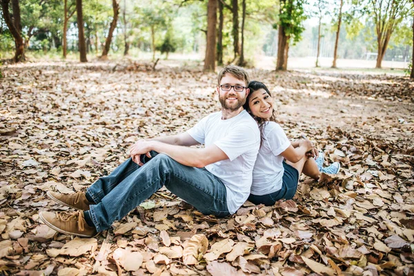 Feliz Sorrindo Casal Diversidade Amor Momento Juntos — Fotografia de Stock