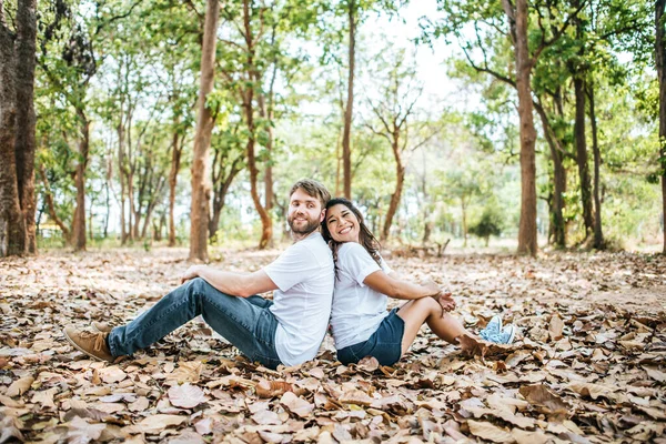 Feliz Sorrindo Casal Diversidade Amor Momento Juntos — Fotografia de Stock