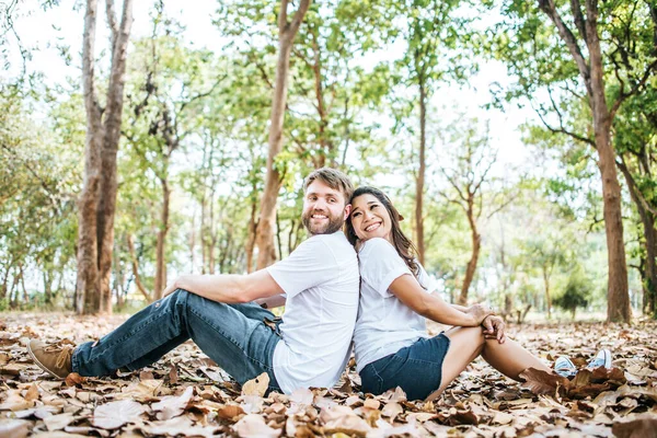 Feliz Sorrindo Casal Diversidade Amor Momento Juntos — Fotografia de Stock