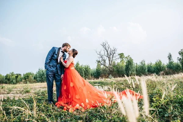 Braut Und Bräutigam Haben Zeit Für Romantik Und Glücklich Zusammen — Stockfoto