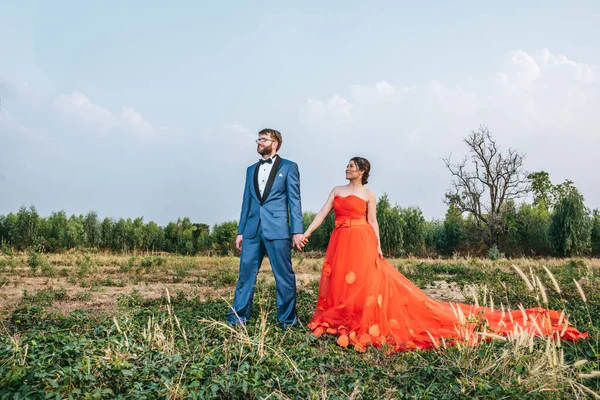 Menyasszony Vőlegény Együtt Romantikáznak Boldogok — Stock Fotó