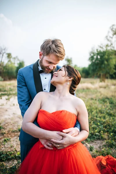 Brud Och Brudgum Har Romantik Tid Och Lycklig Tillsammans — Stockfoto