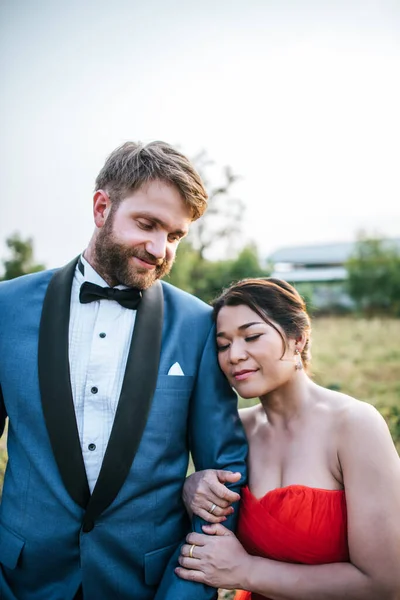 Braut Und Bräutigam Haben Zeit Für Romantik Und Glücklich Zusammen — Stockfoto