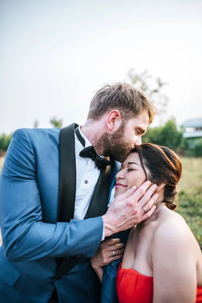 Brud Och Brudgum Har Romantik Tid Och Lycklig Tillsammans — Stockfoto