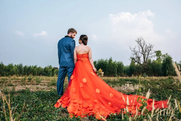 Braut Und Bräutigam Haben Zeit Für Romantik Und Glücklich Zusammen — Stockfoto