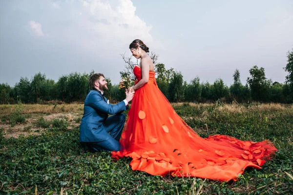 Braut Und Bräutigam Haben Zeit Für Romantik Und Glücklich Zusammen — Stockfoto