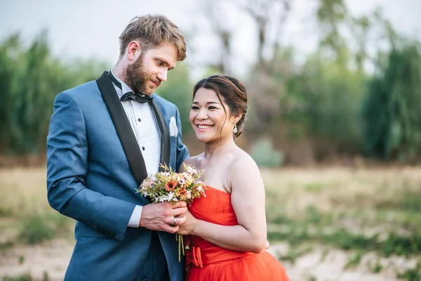 Brud Och Brudgum Har Romantik Tid Och Lycklig Tillsammans — Stockfoto