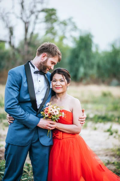 Braut Und Bräutigam Haben Zeit Für Romantik Und Glücklich Zusammen — Stockfoto