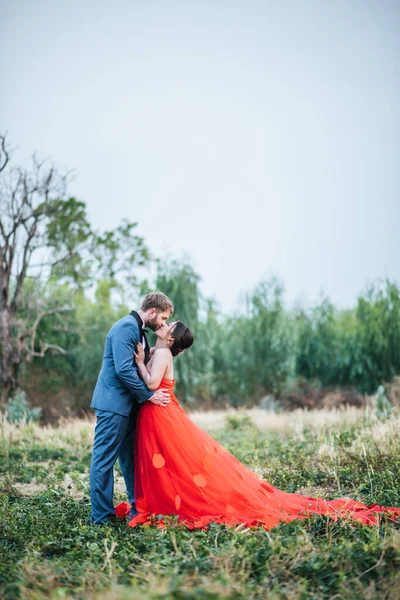 Braut Und Bräutigam Haben Zeit Für Romantik Und Glücklich Zusammen — Stockfoto