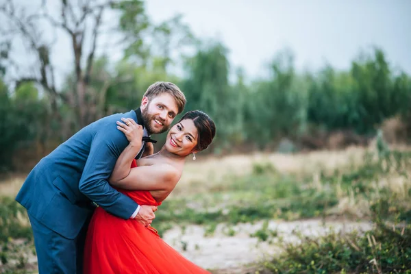 Braut Und Bräutigam Haben Zeit Für Romantik Und Glücklich Zusammen — Stockfoto