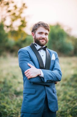 Parkta, gelinlik giymiş yakışıklı damat ilanı.