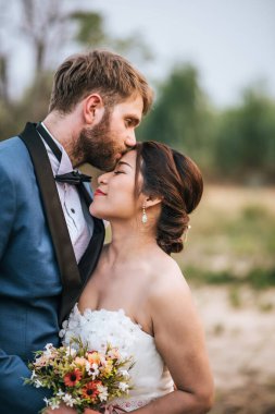Gelin ve damat romantik zaman geçirir ve birlikte mutlu olurlar. 