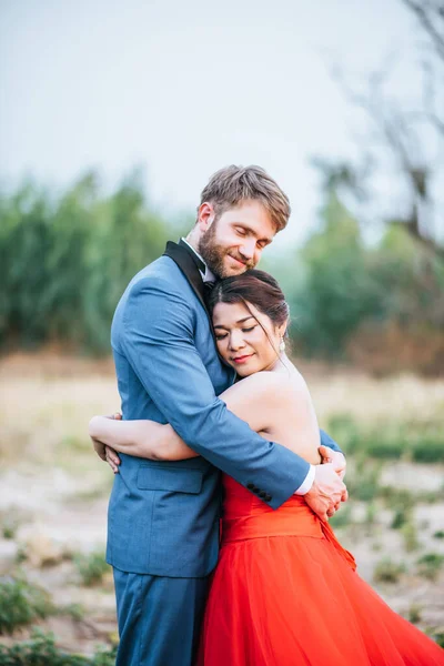 Braut Und Bräutigam Haben Zeit Für Romantik Und Glücklich Zusammen — Stockfoto