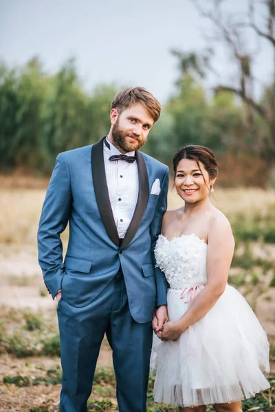 Braut Und Bräutigam Haben Zeit Für Romantik Und Glücklich Zusammen — Stockfoto