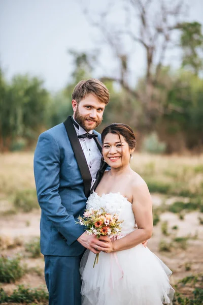 Braut Und Bräutigam Haben Zeit Für Romantik Und Glücklich Zusammen — Stockfoto
