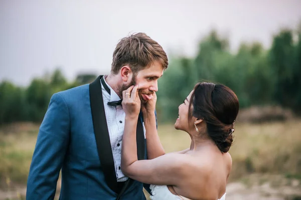 Braut Und Bräutigam Haben Zeit Für Romantik Und Glücklich Zusammen — Stockfoto