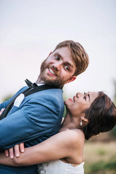 Braut Und Bräutigam Haben Zeit Für Romantik Und Glücklich Zusammen — Stockfoto