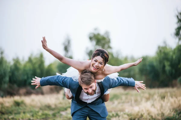 Menyasszony Vőlegény Együtt Romantikáznak Boldogok — Stock Fotó