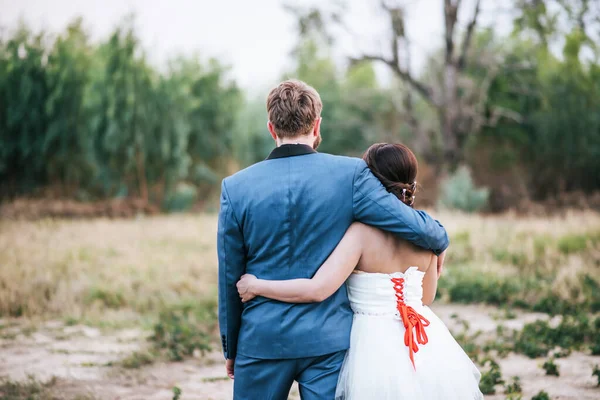 Gelin Damat Romantik Zaman Geçirir Birlikte Mutlu Olurlar — Stok fotoğraf