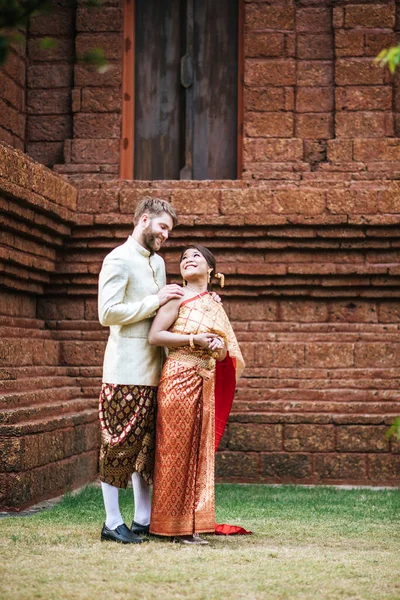 アジアの花嫁と白人新郎は タイのドレスとロマンチックな時間を持っています — ストック写真