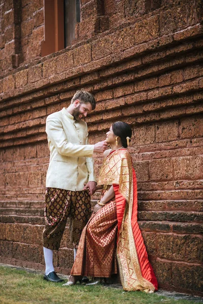 アジアの花嫁と白人新郎は タイのドレスとロマンチックな時間を持っています — ストック写真