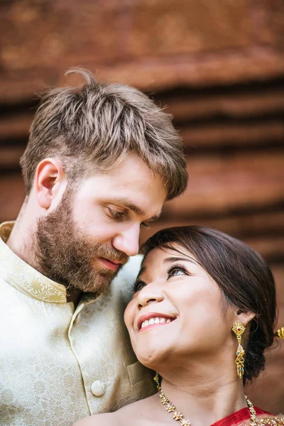 Asyalı Gelin Beyaz Damat Tayland Elbisesiyle Romantik Vakit Geçiriyorlar — Stok fotoğraf