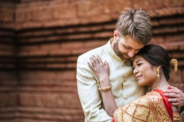 Sposa Asiatica Sposo Caucasico Hanno Tempo Romantico Con Abito Thailandia — Foto Stock