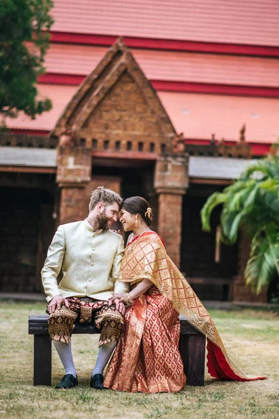 Mariée Asiatique Marié Caucasien Ont Temps Romantique Avec Robe Thaïlande — Photo