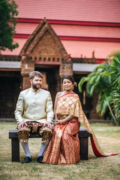 Asyalı Gelin Beyaz Damat Tayland Elbisesiyle Romantik Vakit Geçiriyorlar — Stok fotoğraf