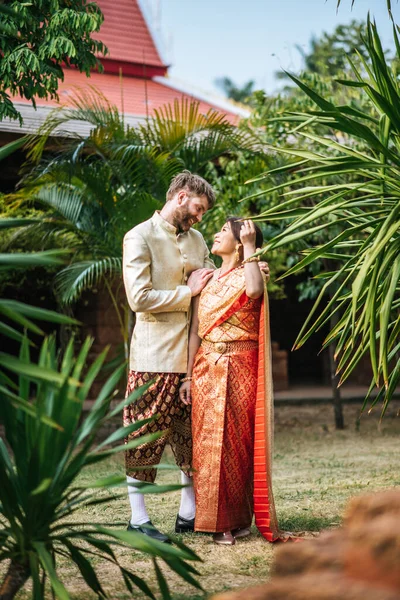 Asiatische Braut Und Kaukasischer Bräutigam Haben Romantische Zeit Mit Thailand — Stockfoto