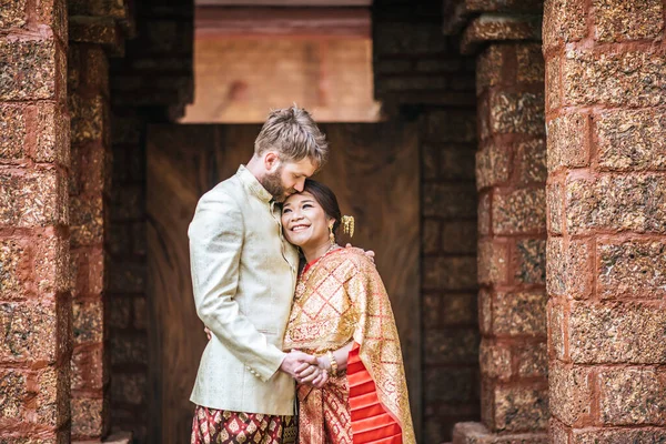 Mariée Asiatique Marié Caucasien Ont Temps Romantique Avec Robe Thaïlande — Photo