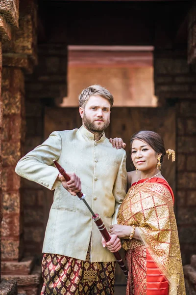Ázsiai Menyasszony Kaukázusi Vőlegény Romantikus Időt Thaiföld Ruha — Stock Fotó