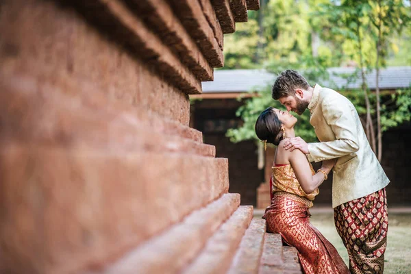 Mariée Asiatique Marié Caucasien Ont Temps Romantique Avec Robe Thaïlande — Photo