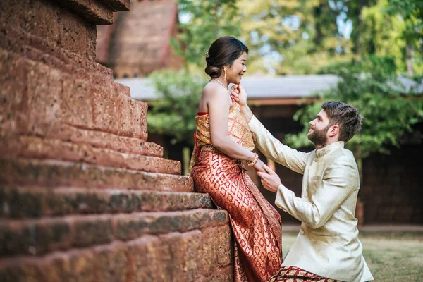 Asiatische Braut Und Kaukasischer Bräutigam Haben Romantische Zeit Mit Thailand — Stockfoto