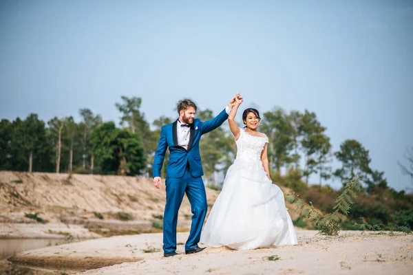 Asiatische Braut Und Kaukasischer Bräutigam Haben Romantische Zeit Und Glücklich — Stockfoto