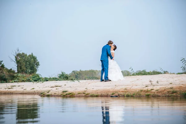 Noiva Asiática Noivo Caucasiano Têm Tempo Romance Feliz Juntos — Fotografia de Stock