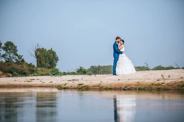 Asiatische Braut Und Kaukasischer Bräutigam Haben Romantische Zeit Und Glücklich — Stockfoto