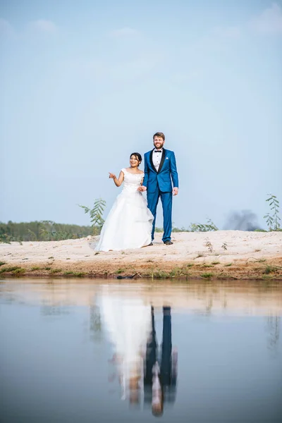 Noiva Asiática Noivo Caucasiano Têm Tempo Romance Feliz Juntos — Fotografia de Stock