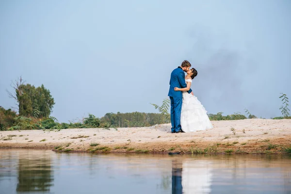 Asiatisk Brud Och Vit Brudgum Har Romantik Tid Och Lycklig — Stockfoto