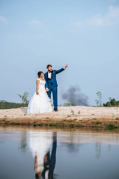 Asiatische Braut Und Kaukasischer Bräutigam Haben Romantische Zeit Und Glücklich — Stockfoto