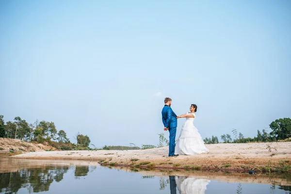 Asiatisk Brud Och Vit Brudgum Har Romantik Tid Och Lycklig — Stockfoto