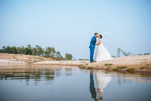 Asiatisk Brud Och Vit Brudgum Har Romantik Tid Och Lycklig — Stockfoto