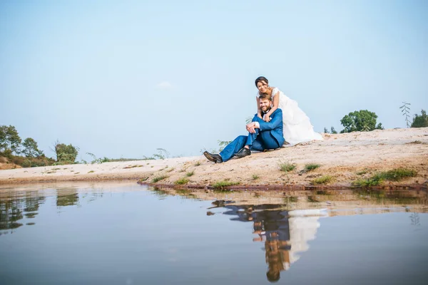 Asiatische Braut Und Kaukasischer Bräutigam Haben Romantische Zeit Und Glücklich — Stockfoto