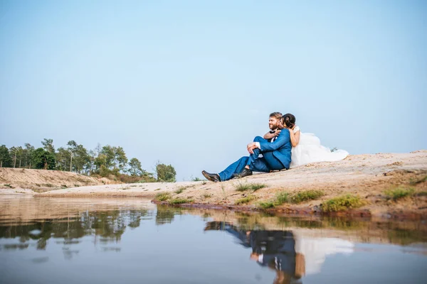 Asiatische Braut Und Kaukasischer Bräutigam Haben Romantische Zeit Und Glücklich — Stockfoto