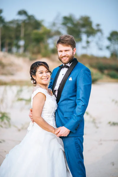 Asiatische Braut Und Kaukasischer Bräutigam Haben Romantische Zeit Und Glücklich — Stockfoto