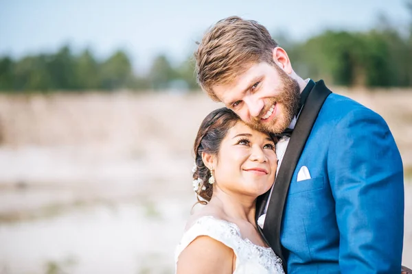 Asiatisk Brud Och Vit Brudgum Har Romantik Tid Och Lycklig — Stockfoto