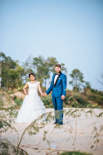 Asiatische Braut Und Kaukasischer Bräutigam Haben Romantische Zeit Und Glücklich — Stockfoto